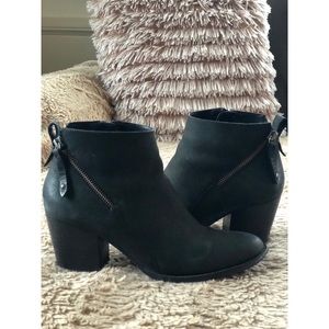 Blondo Nivada Waterproof Black Ankle Boot - Size 9